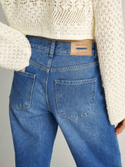 Light Blue high-waisted jean παντελόνι σε wide leg γραμμή και μικρά ξεφτάκια στις στρογγυλεμένες μπροστινές τσέπες 