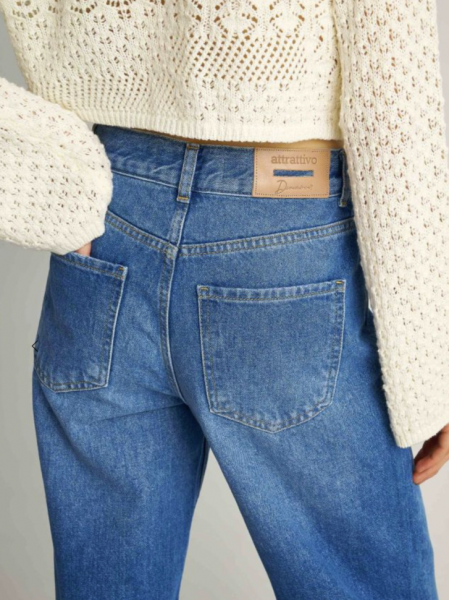 Light Blue high-waisted jean παντελόνι σε wide leg γραμμή και μικρά ξεφτάκια στις στρογγυλεμένες μπροστινές τσέπες 