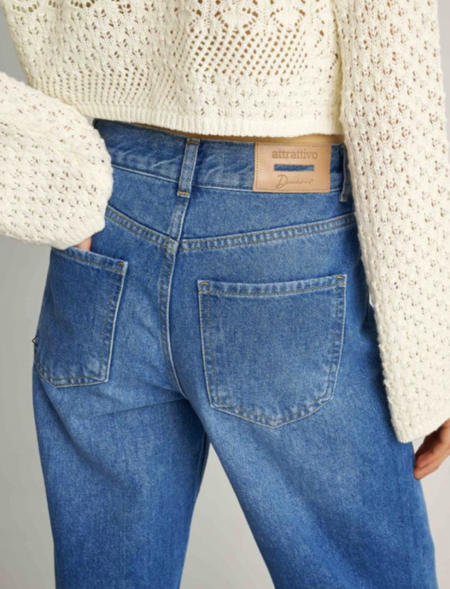 Light Blue high-waisted jean παντελόνι σε wide leg γραμμή και μικρά ξεφτάκια στις στρογγυλεμένες μπροστινές τσέπες 