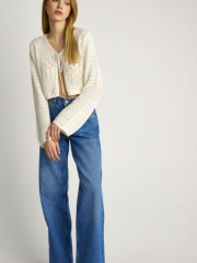 Light Blue high-waisted jean παντελόνι σε wide leg γραμμή και μικρά ξεφτάκια στις στρογγυλεμένες μπροστινές τσέπες 