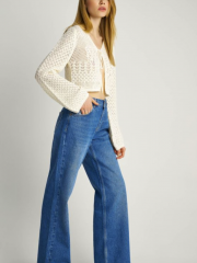 Light Blue high-waisted jean παντελόνι σε wide leg γραμμή και μικρά ξεφτάκια στις στρογγυλεμένες μπροστινές τσέπες 