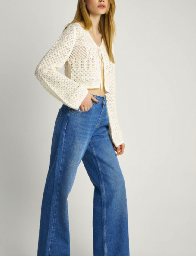 Light Blue high-waisted jean παντελόνι σε wide leg γραμμή και μικρά ξεφτάκια στις στρογγυλεμένες μπροστινές τσέπες 