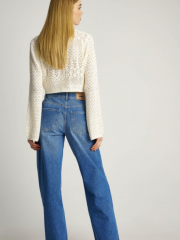 Light Blue high-waisted jean παντελόνι σε wide leg γραμμή και μικρά ξεφτάκια στις στρογγυλεμένες μπροστινές τσέπες 