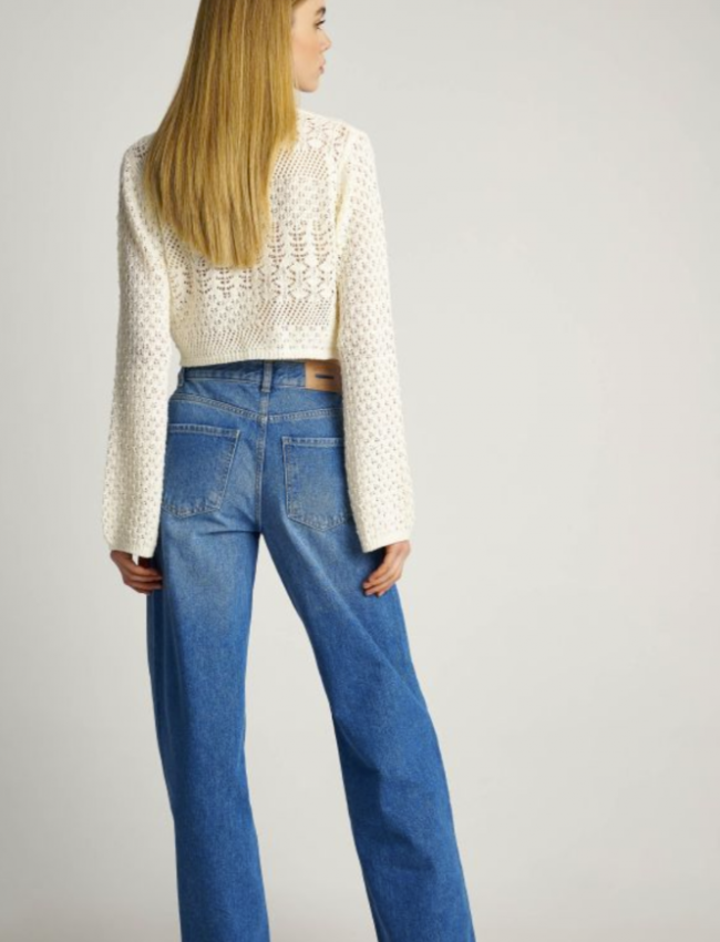 Light Blue high-waisted jean παντελόνι σε wide leg γραμμή και μικρά ξεφτάκια στις στρογγυλεμένες μπροστινές τσέπες 