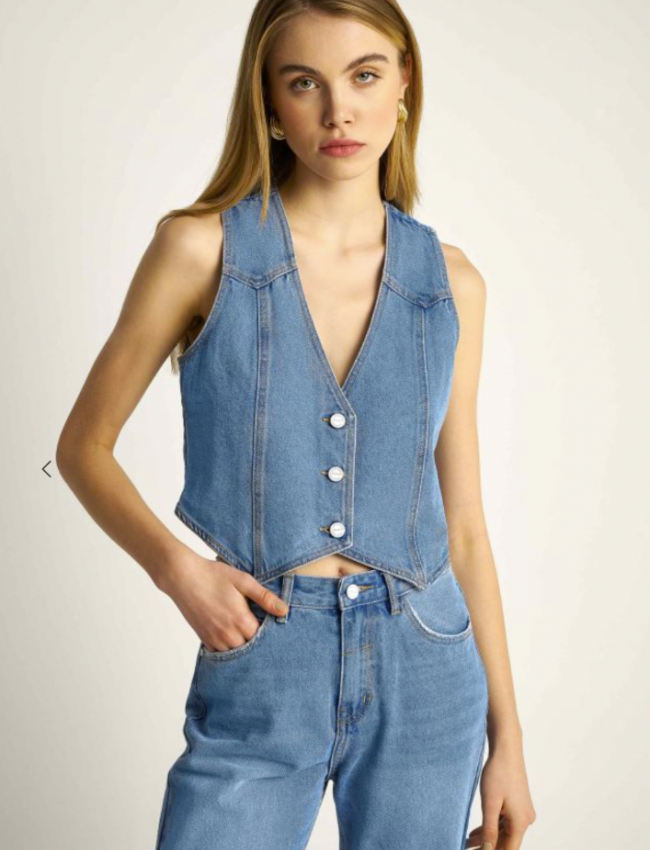 Blue jean γιλέκο σε σταθερό ύφασμα, κλείσιμο με 3 κουμπιά μπροστά, μύτες στο τελείωμα και πιο κοντό στο πίσω μέρος Attrattivo