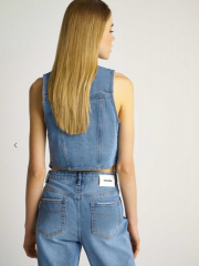 Blue jean γιλέκο σε σταθερό ύφασμα, κλείσιμο με 3 κουμπιά μπροστά, μύτες στο τελείωμα και πιο κοντό στο πίσω μέρος Attrattivo