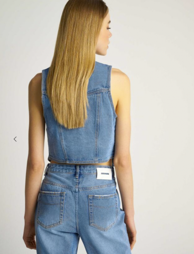 Blue jean γιλέκο σε σταθερό ύφασμα, κλείσιμο με 3 κουμπιά μπροστά, μύτες στο τελείωμα και πιο κοντό στο πίσω μέρος Attrattivo