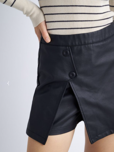 Μαύρη faux-leather φούστα-σορτς με άνοιγμα μπροστά, διακοσμητικά κουμπιά και κλείσιμο με κρυφό φερμουάρ πίσω Attrattivo