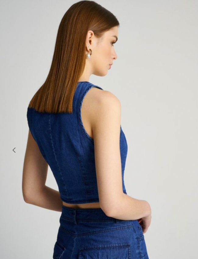 Blue jean tencel γιλέκο με μπροστινό κλείσιμο με 5 κουμπιά και σε μεσάτη γραμμή Attrattivo