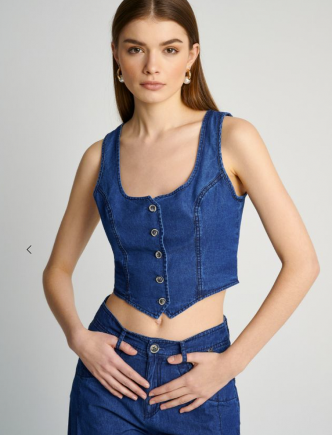 Blue jean tencel γιλέκο με μπροστινό κλείσιμο με 5 κουμπιά και σε μεσάτη γραμμή Attrattivo