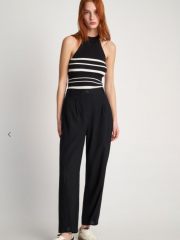 Μαύρο ψηλόμεσο παντελόνι slouchy-fit με μικρές μπροστινές πιέτες, κρυφές πλαϊνές τσέπες και κουμπί στο μπροστινό τελείωμα Attrattivo