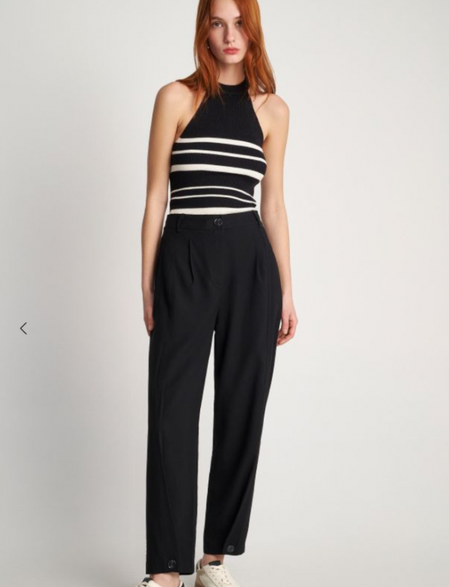 Μαύρο ψηλόμεσο παντελόνι slouchy-fit με μικρές μπροστινές πιέτες, κρυφές πλαϊνές τσέπες και κουμπί στο μπροστινό τελείωμα Attrattivo