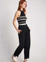 Μαύρο ψηλόμεσο παντελόνι slouchy-fit με μικρές μπροστινές πιέτες, κρυφές πλαϊνές τσέπες και κουμπί στο μπροστινό τελείωμα Attrattivo