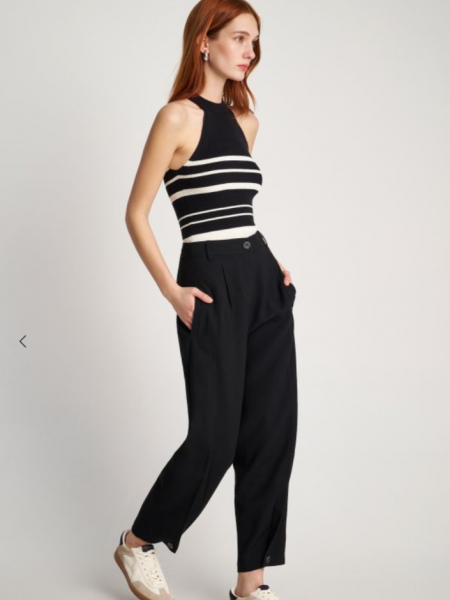 Μαύρο ψηλόμεσο παντελόνι slouchy-fit με μικρές μπροστινές πιέτες, κρυφές πλαϊνές τσέπες και κουμπί στο μπροστινό τελείωμα Attrattivo