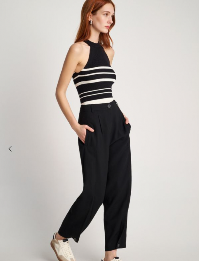 Μαύρο ψηλόμεσο παντελόνι slouchy-fit με μικρές μπροστινές πιέτες, κρυφές πλαϊνές τσέπες και κουμπί στο μπροστινό τελείωμα Attrattivo