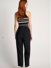 Μαύρο ψηλόμεσο παντελόνι slouchy-fit με μικρές μπροστινές πιέτες, κρυφές πλαϊνές τσέπες και κουμπί στο μπροστινό τελείωμα Attrattivo