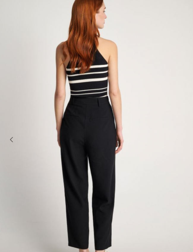 Μαύρο ψηλόμεσο παντελόνι slouchy-fit με μικρές μπροστινές πιέτες, κρυφές πλαϊνές τσέπες και κουμπί στο μπροστινό τελείωμα Attrattivo