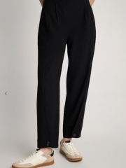 Μαύρο ψηλόμεσο παντελόνι slouchy-fit με μικρές μπροστινές πιέτες, κρυφές πλαϊνές τσέπες και κουμπί στο μπροστινό τελείωμα Attrattivo