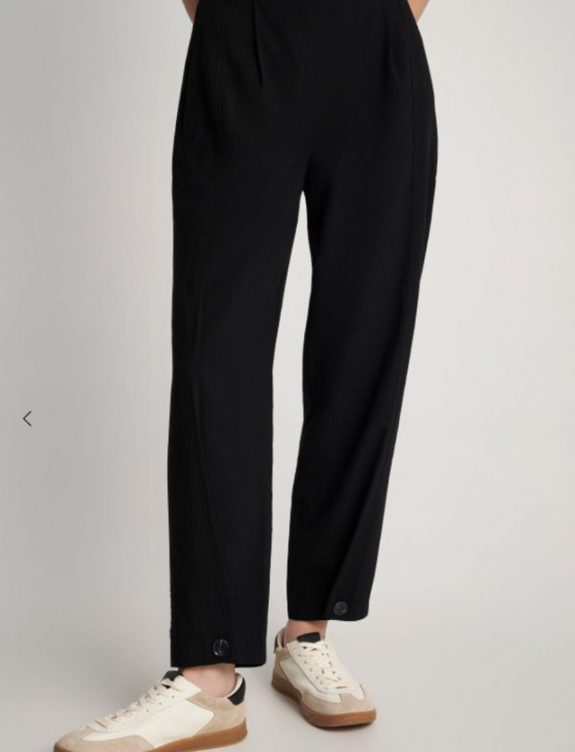 Μαύρο ψηλόμεσο παντελόνι slouchy-fit με μικρές μπροστινές πιέτες, κρυφές πλαϊνές τσέπες και κουμπί στο μπροστινό τελείωμα Attrattivo