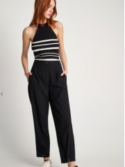 Μαύρο ψηλόμεσο παντελόνι slouchy-fit με μικρές μπροστινές πιέτες, κρυφές πλαϊνές τσέπες και κουμπί στο μπροστινό τελείωμα Attrattivo