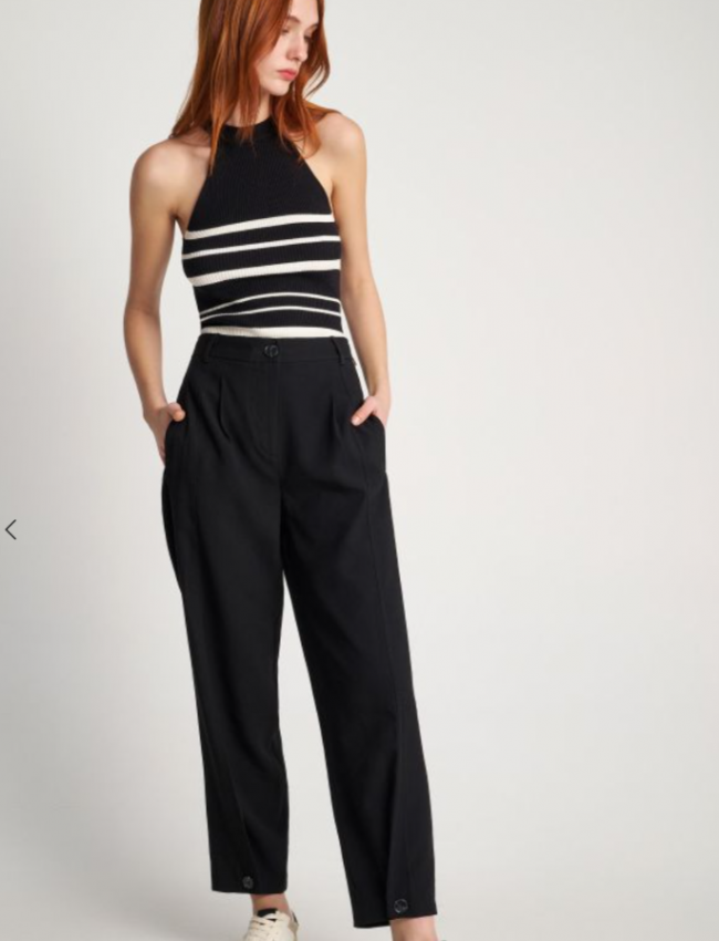 Μαύρο ψηλόμεσο παντελόνι slouchy-fit με μικρές μπροστινές πιέτες, κρυφές πλαϊνές τσέπες και κουμπί στο μπροστινό τελείωμα Attrattivo