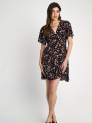 Floral printed μαύρο κοντομάνικο κοντό φόρεμα με V-λαιμόκοψη, σε μεσάτη γραμμή και βολάν μανίκι Attrattivo