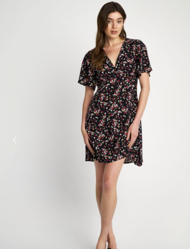 Floral printed μαύρο κοντομάνικο κοντό φόρεμα με V-λαιμόκοψη, σε μεσάτη γραμμή και βολάν μανίκι Attrattivo