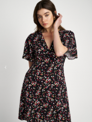 Floral printed μαύρο κοντομάνικο κοντό φόρεμα με V-λαιμόκοψη, σε μεσάτη γραμμή και βολάν μανίκι Attrattivo