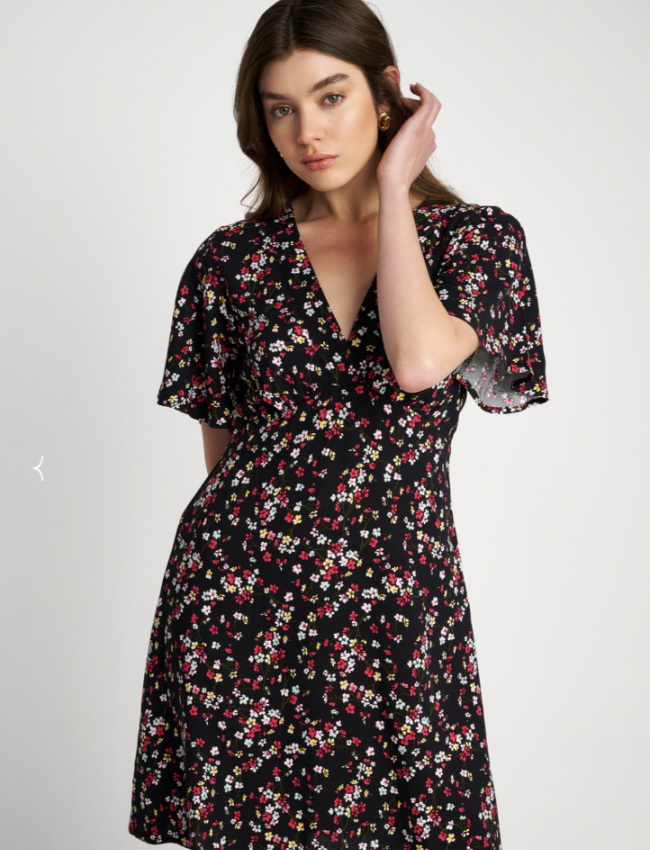 Floral printed μαύρο κοντομάνικο κοντό φόρεμα με V-λαιμόκοψη, σε μεσάτη γραμμή και βολάν μανίκι Attrattivo