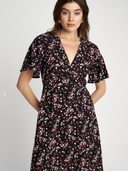 Floral printed μαύρο κοντομάνικο κοντό φόρεμα με V-λαιμόκοψη, σε μεσάτη γραμμή και βολάν μανίκι Attrattivo