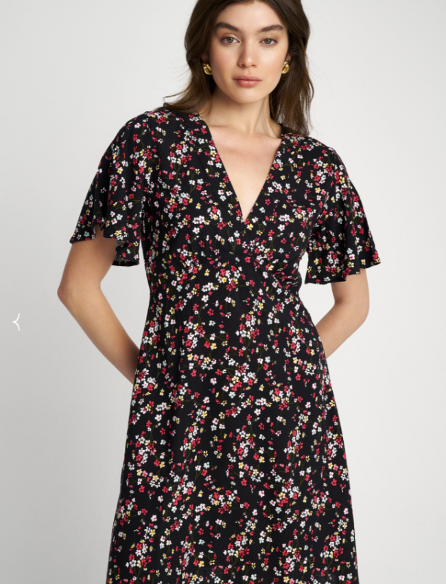 Floral printed μαύρο κοντομάνικο κοντό φόρεμα με V-λαιμόκοψη, σε μεσάτη γραμμή και βολάν μανίκι Attrattivo