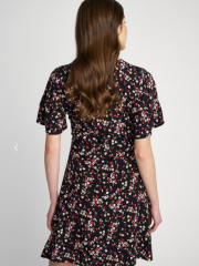 Floral printed μαύρο κοντομάνικο κοντό φόρεμα με V-λαιμόκοψη, σε μεσάτη γραμμή και βολάν μανίκι Attrattivo