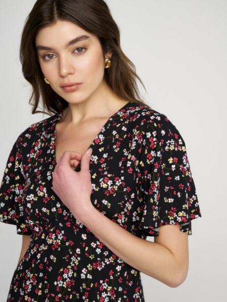 Floral printed μαύρο κοντομάνικο κοντό φόρεμα με V-λαιμόκοψη, σε μεσάτη γραμμή και βολάν μανίκι Attrattivo
