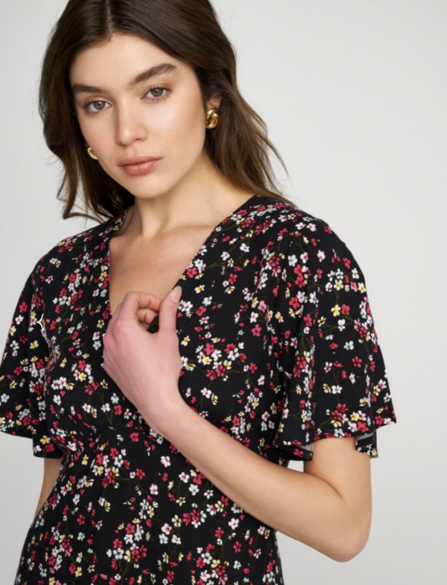 Floral printed μαύρο κοντομάνικο κοντό φόρεμα με V-λαιμόκοψη, σε μεσάτη γραμμή και βολάν μανίκι Attrattivo