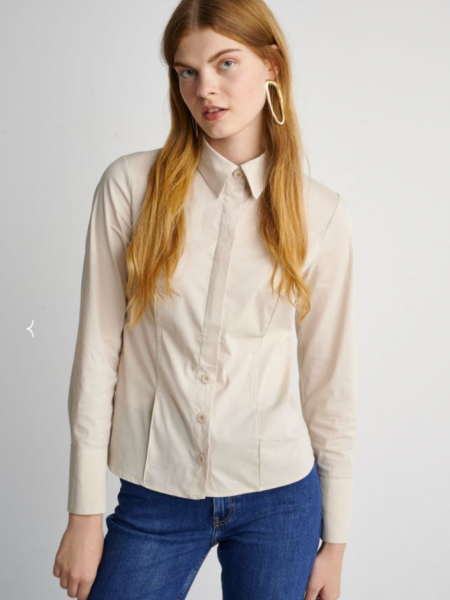 Μπεζ μακρυμάνικο πουκάμισο σε μεσάτη γραμμή, με κρυφό κούμπωμα τα μισά κουμπιά και ιδιαίτερο τελείωμα στις μανσέτες στα μανίκια Attrattivo