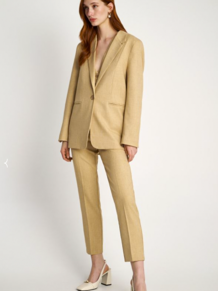 Μπεζ ψηλόμεσο παντελόνι σε ίσια γραμμή, office style, με πλαϊνές τσέπες και κλείσιμο με κρυφό φερμουάρ και κουμπί Attrattivo