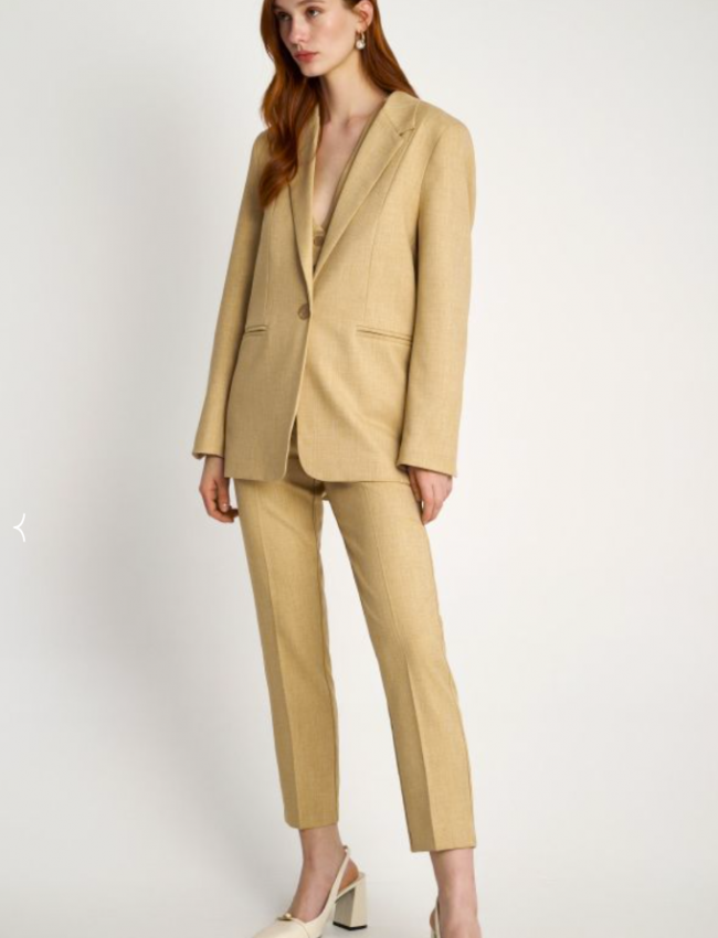 Μπεζ ψηλόμεσο παντελόνι σε ίσια γραμμή, office style, με πλαϊνές τσέπες και κλείσιμο με κρυφό φερμουάρ και κουμπί Attrattivo