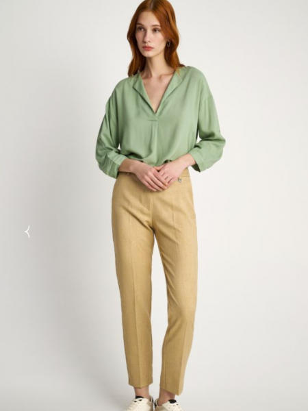 Μπεζ ψηλόμεσο παντελόνι σε ίσια γραμμή, office style, με πλαϊνές τσέπες και κλείσιμο με κρυφό φερμουάρ και κουμπί Attrattivo