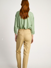 Μπεζ ψηλόμεσο παντελόνι σε ίσια γραμμή, office style, με πλαϊνές τσέπες και κλείσιμο με κρυφό φερμουάρ και κουμπί Attrattivo