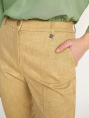 Μπεζ ψηλόμεσο παντελόνι σε ίσια γραμμή, office style, με πλαϊνές τσέπες και κλείσιμο με κρυφό φερμουάρ και κουμπί Attrattivo