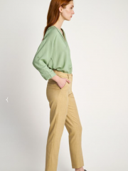 Μπεζ ψηλόμεσο παντελόνι σε ίσια γραμμή, office style, με πλαϊνές τσέπες και κλείσιμο με κρυφό φερμουάρ και κουμπί Attrattivo