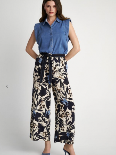 Floral printed μπλε ψηλόμεση cropped παντελόνα σε χαλαρή γραμμή , με λάστιχο στην μέση, πλαϊνές τσέπες και αποσπώμενη υφασμάτινη ζώνη attrattivo