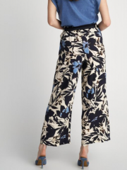 Floral printed μπλε ψηλόμεση cropped παντελόνα σε χαλαρή γραμμή , με λάστιχο στην μέση, πλαϊνές τσέπες και αποσπώμενη υφασμάτινη ζώνη attrattivo