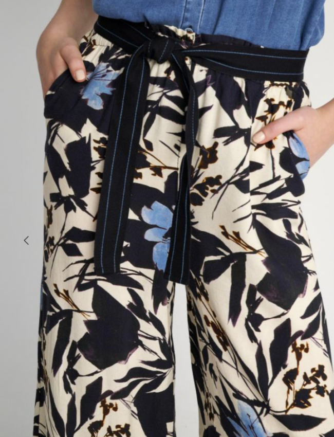 Floral printed μπλε ψηλόμεση cropped παντελόνα σε χαλαρή γραμμή , με λάστιχο στην μέση, πλαϊνές τσέπες και αποσπώμενη υφασμάτινη ζώνη attrattivo