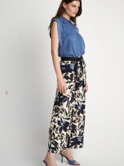 Floral printed μπλε ψηλόμεση cropped παντελόνα σε χαλαρή γραμμή , με λάστιχο στην μέση, πλαϊνές τσέπες και αποσπώμενη υφασμάτινη ζώνη attrattivo