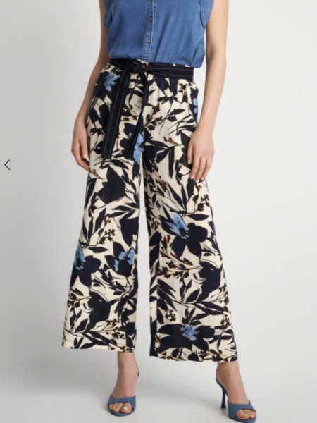 Floral printed μπλε ψηλόμεση cropped παντελόνα σε χαλαρή γραμμή , με λάστιχο στην μέση, πλαϊνές τσέπες και αποσπώμενη υφασμάτινη ζώνη attrattivo