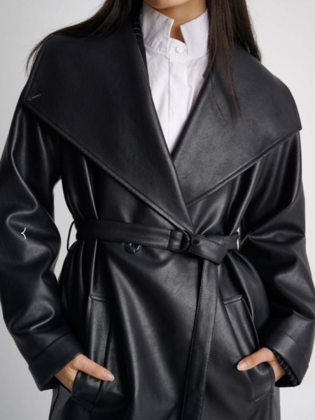Μαύρη faux-leather μακριά σταυρωτή καπαρντίνα με μεγάλα πέτα, μπροστινές τσέπες, αποσπώμενη ζώνη και κουμπιά στο άνοιγμα πίσω στο τελείωμα Attrattivo