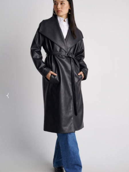 Μαύρη faux-leather μακριά σταυρωτή καπαρντίνα με μεγάλα πέτα, μπροστινές τσέπες, αποσπώμενη ζώνη και κουμπιά στο άνοιγμα πίσω στο τελείωμα Attrattivo