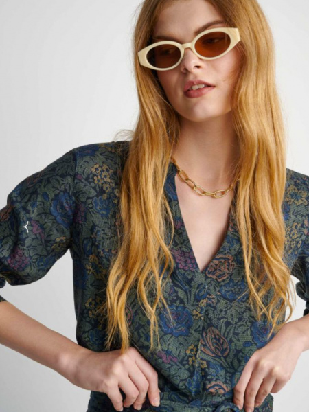 Floral printed πράσινο-μπλε μακρυμάνικη μπλούζα με μάο γιακά στην V-λαιμόκοψη, μικρή κουφόπιετα μπροστά, σούρες στην πλάτη και πιέτες στα μανίκια Attrattivo