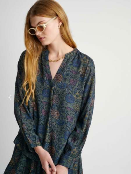 Floral printed πράσινο-μπλε μακρυμάνικη μπλούζα με μάο γιακά στην V-λαιμόκοψη, μικρή κουφόπιετα μπροστά, σούρες στην πλάτη και πιέτες στα μανίκια Attrattivo